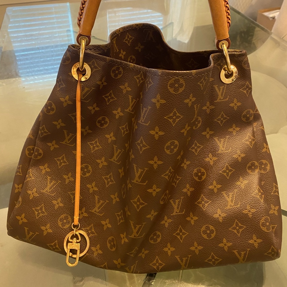 Louis Vuitton Artsy MM